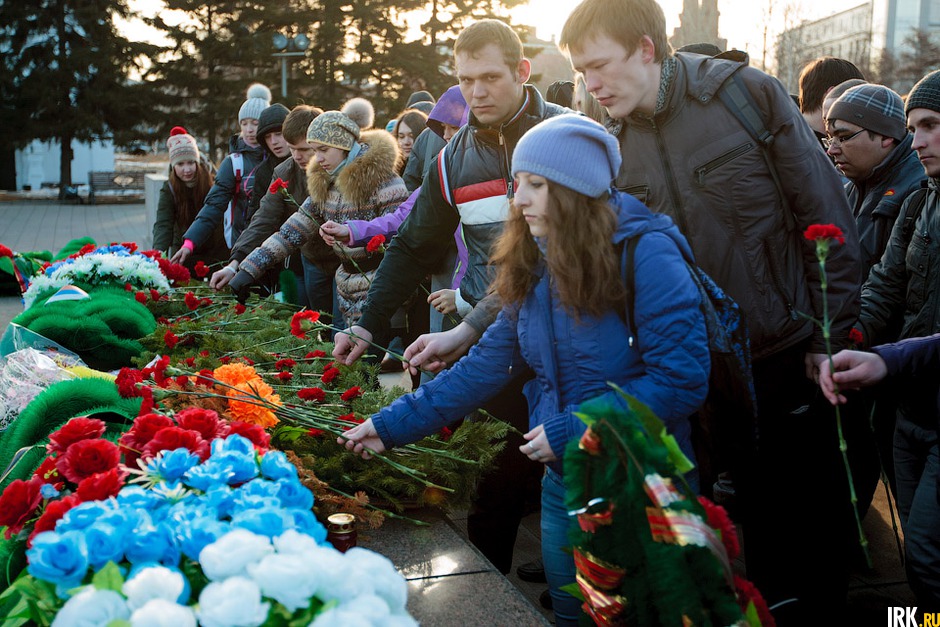 Заключительный этап был начат с торжественного митинга и возложения венков к мемориалу «Вечный огонь Славы» в Иркутске