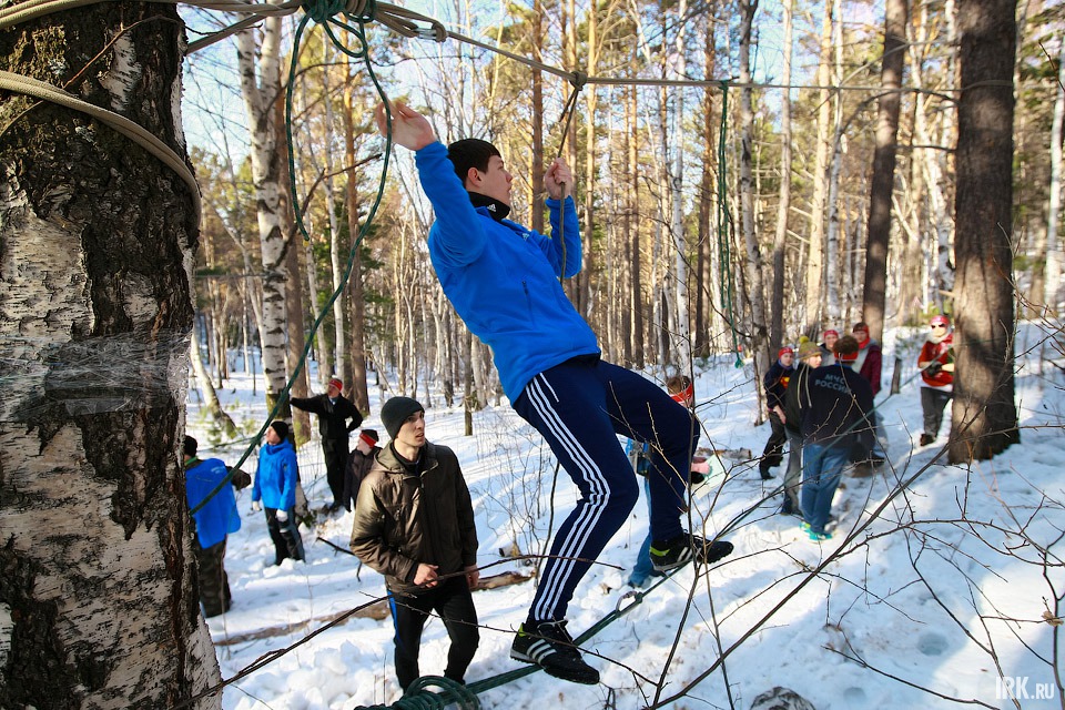 В рамках скаутского ралли участники фестиваля преодолели несколько сложных этапов — «Ханойские башни», «Бабочка», «Лианы», «Костер» и другие