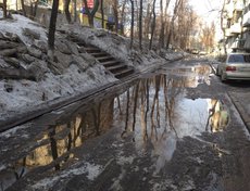 Возле детского сада на Колхозной, 20. Фото Екатерины Щербелевой