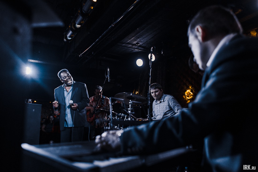 Аккомпанировал музыканту иркутский ансамбль «Доктор Джаз»