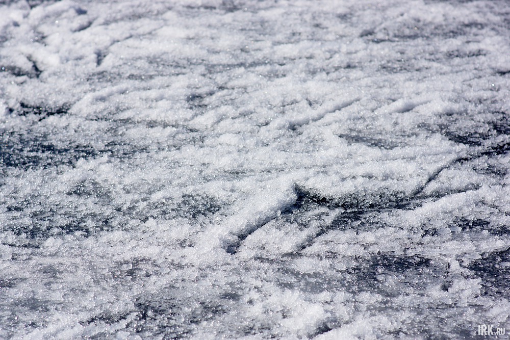 Лед Байкала уже недостаточно прочный, чтобы выдержать большое количество болельщиков