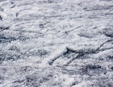 Лед Байкала уже недостаточно прочный, чтобы выдержать большое количество болельщиков