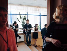 За кулисами ребята готовятся к выступлению