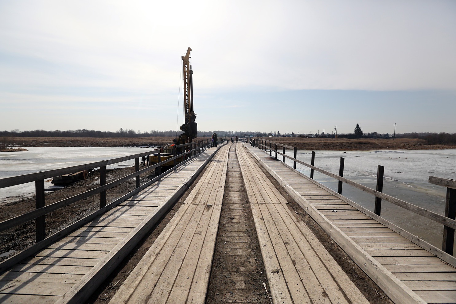 Мост на остров Муринский в Зиме