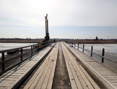 Мост на остров Муринский в Зиме