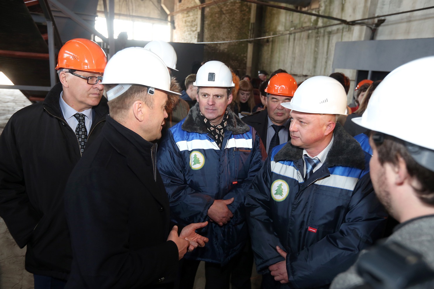 На заводе по переработке отходов лесопиления