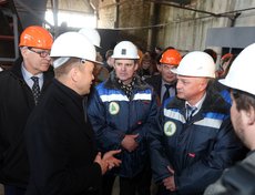 На заводе по переработке отходов лесопиления