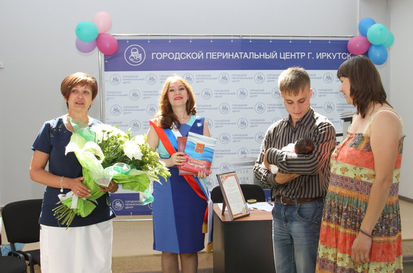 Ирина Ежова поздравляет родителей. Фото Валентина Карпова