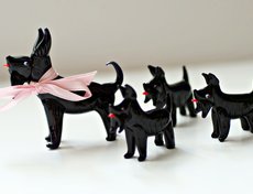 Одно из последних приобретений Елены — целая семья стеклянных шнауцеров из муранского стекла, купленных на острове Мурано в Италии.