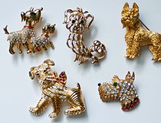 Тем более, что среди них есть  именитые винтажные экземпляры известных брендов бижутерии — Butler&Wilson, Avon, Kenneth Jay Lane.