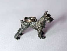 Брелок со шнауцером Микляихского литья, привезенный из Москвы.