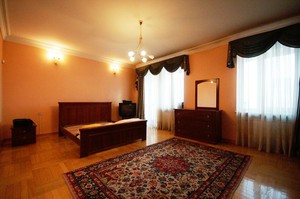5-комнатная квартира на улице Карла Либнехта: 200 кв.м, 12 800 000 рублей.