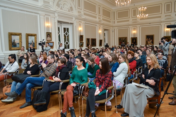 В зале Художественного музея собралось более 150 человек. Автор фото — Илья Татарников