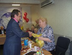 Вручение подарков ветеранам