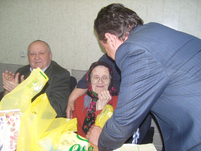 Вручение подарков Ф. Кошкаревой, которой 18 мая исполняется 100 лет