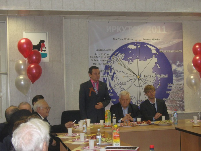 Роман Селезнев поздравляет ветеранов