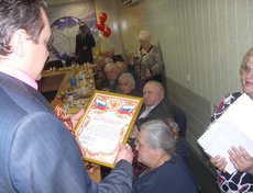 Вручение благодарности от городского совета ветеранов