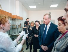 Гостям библиотеки демонстрируют старинные книги.