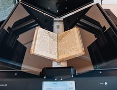 Процесс сканирования книг.