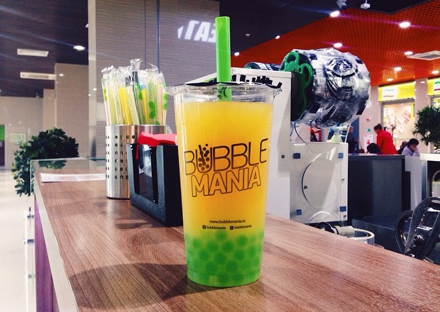 Коктейль на основе йогурта со вкусом персика и яблочными «Боба»