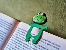 Закладка — отличный подарок для любителя книг.
