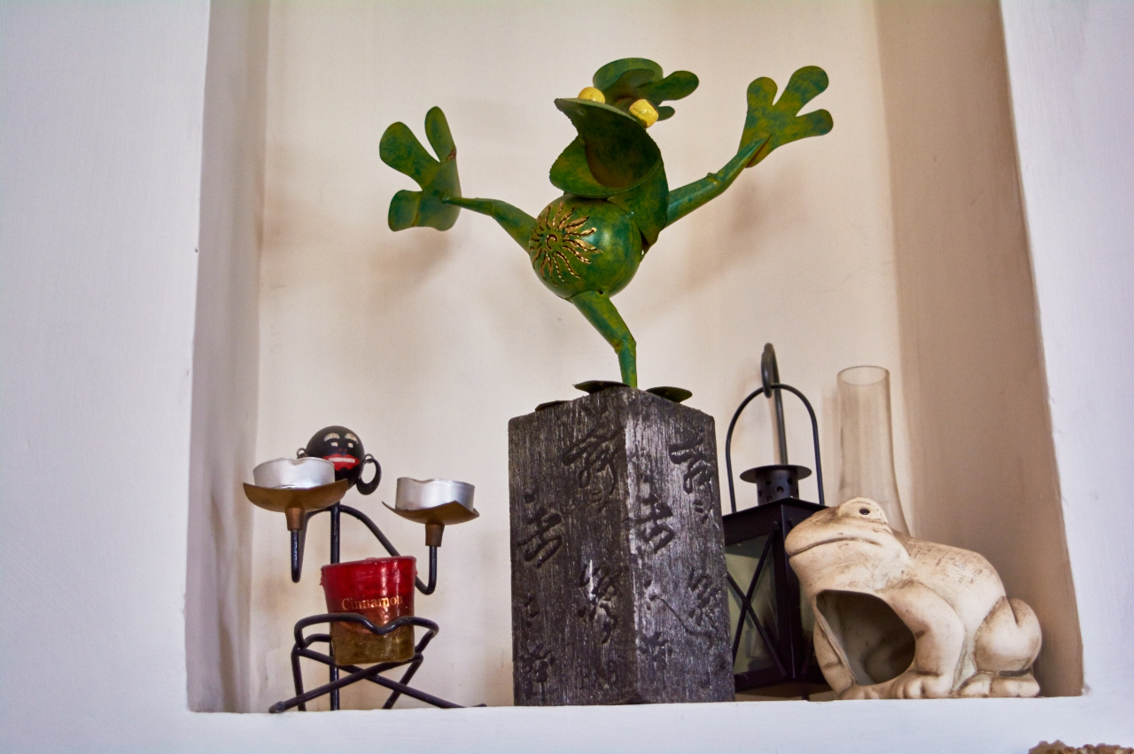 Лягушку на подсвечнике, что в центре, Елене привезли друзья с острова Бали.