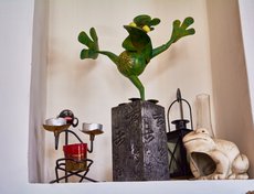 Лягушку на подсвечнике, что в центре, Елене привезли друзья с острова Бали.