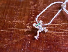 Серебряный кулон в виде лягушки.