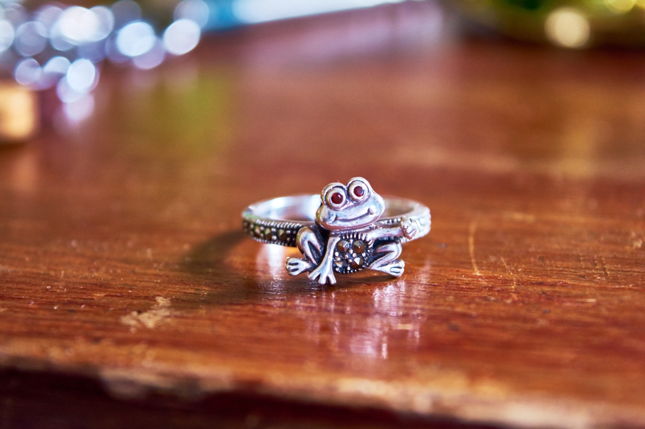 Серебряное кольцо с красными алмазами. Подарок.