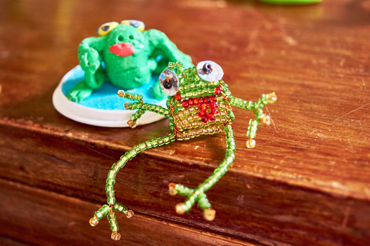 Забавных лягушек сделали для Елены дети ее подруг.