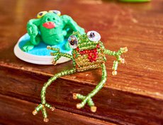 Забавных лягушек сделали для Елены дети ее подруг.