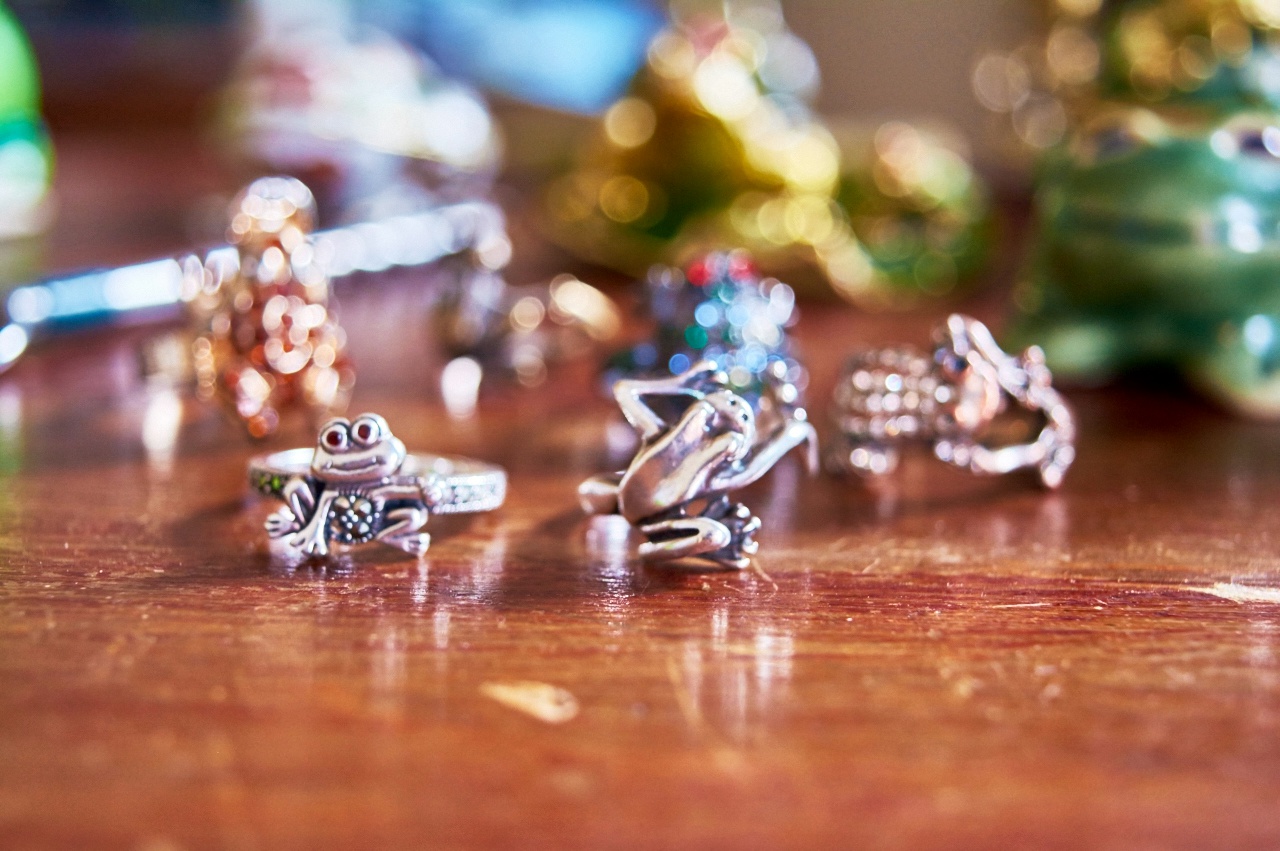 Украшения в виде лягушек.