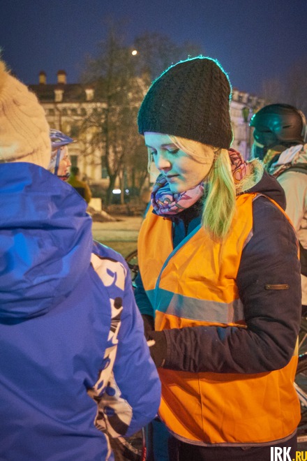 Участникам раздавали памятки по поведению на проезжей части и наклейки акции.