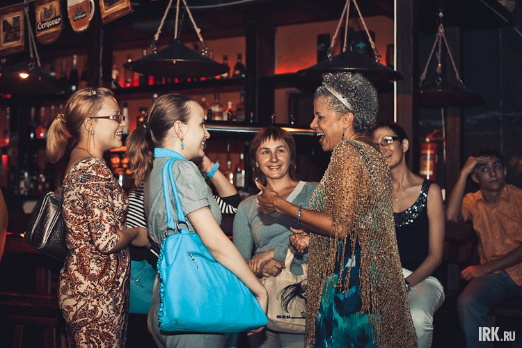 Арли Леонард общается с иркутянами. Фото Артема Моисеева