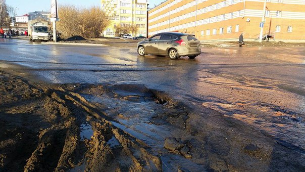 «Угол улиц Комунистическая, Донская и бульвара Постышева. Вода стекает в яму, думаю еще пара дней и дорога может обвалиться дальше» — пишет нам иркутянка Ольга.