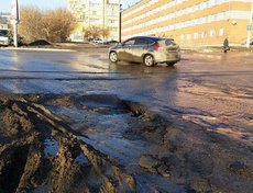 «Угол улиц Комунистическая, Донская и бульвара Постышева. Вода стекает в яму, думаю еще пара дней и дорога может обвалиться дальше» — пишет нам иркутянка Ольга.