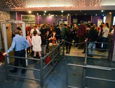 На проходной ночного клуба «Мегаполис».