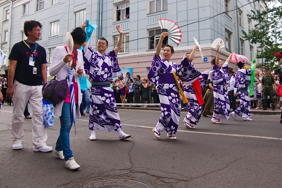 Участники карнавала «Шагаем вместе». Фото Владимира Смирнова, IRK.ru