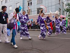Участники карнавала «Шагаем вместе». Фото Владимира Смирнова, IRK.ru