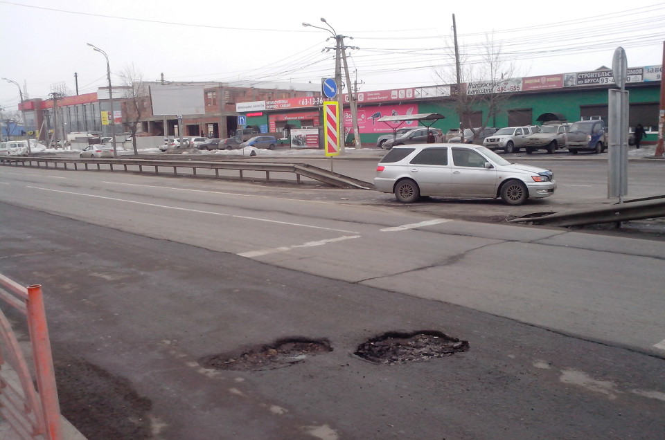 Улица Трактовая, около светофора на остановка «Бакалея»