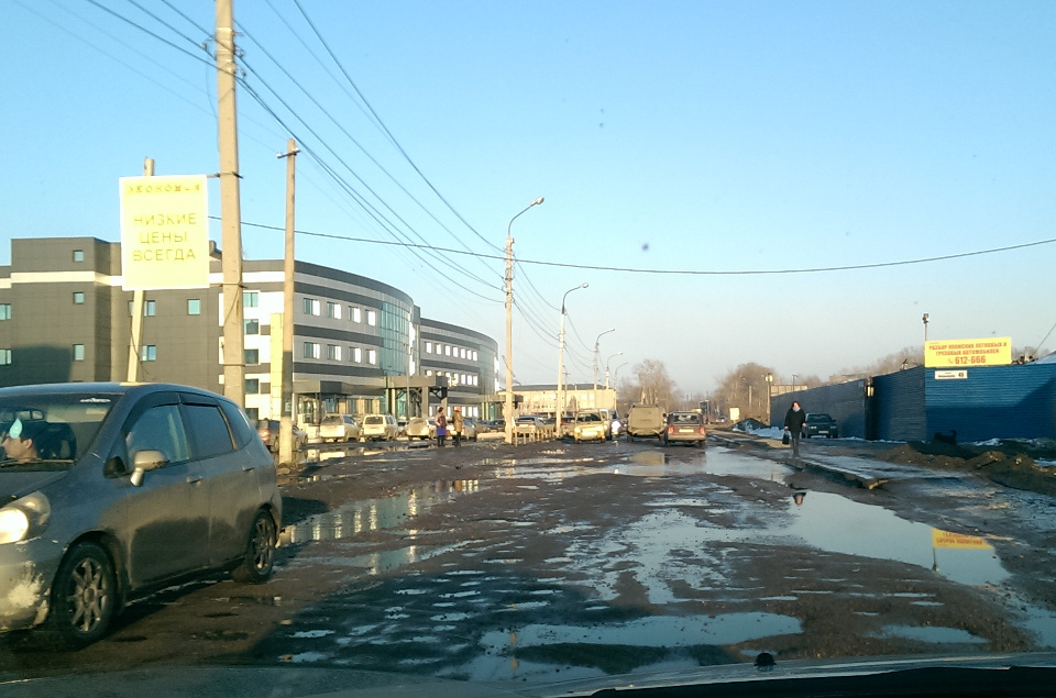 «Улица имени Генерала Доватора, похоже, тоже видела бомбёжки. Сейчас всё растаяло и яму даже не видно, а некоторые из них глубиной более полуметра!» — пишет Ирина Бурлаченко.