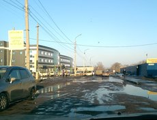 «Улица имени Генерала Доватора, похоже, тоже видела бомбёжки. Сейчас всё растаяло и яму даже не видно, а некоторые из них глубиной более полуметра!» — пишет Ирина Бурлаченко.