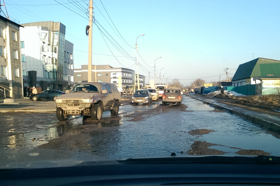 «Улица имени Генерала Доватора, похоже, тоже видела бомбёжки. Сейчас всё растаяло и яму даже не видно, а некоторые из них глубиной более полуметра!» — пишет Ирина Бурлаченко.