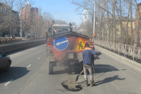 Ямочный ремонт на улице Лермонтова. Фото пресс-службы администрации Иркутска