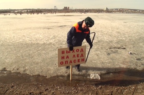 Инспектор устанавливает табличку. Фото пресс-службы ГУ МЧС России по Иркутской области