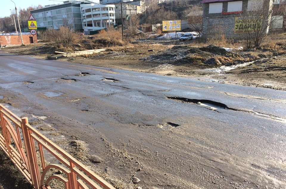 Дорога в микрорайоне Первомайский около дома №44. Фото Андрея Беркетова