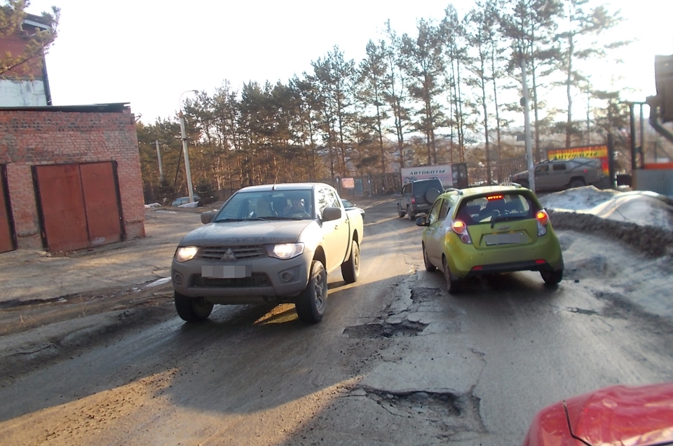 Дорога в поселок Березовый. «Движение максимально затруднено — дорога в поселок одна! — пишет Татьяна Макарова. — Пробки на полчаса, люди опаздывают на работу и долго едут домой с работы. По ямам автомобилям приходится ползти».