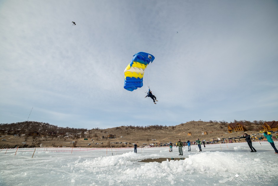 Кульминацией фестиваля стали прыжки с парашютом в полынью.