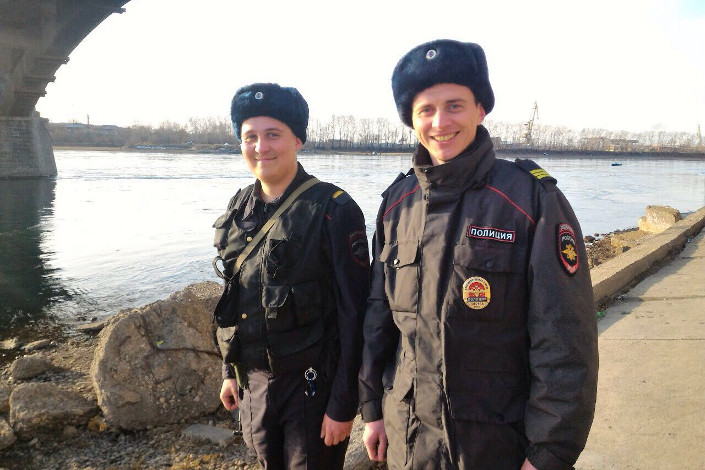 Сотрудники полиции, которые спасли девушку. Фото пресс-службы ГУ МВД России по Иркутской области