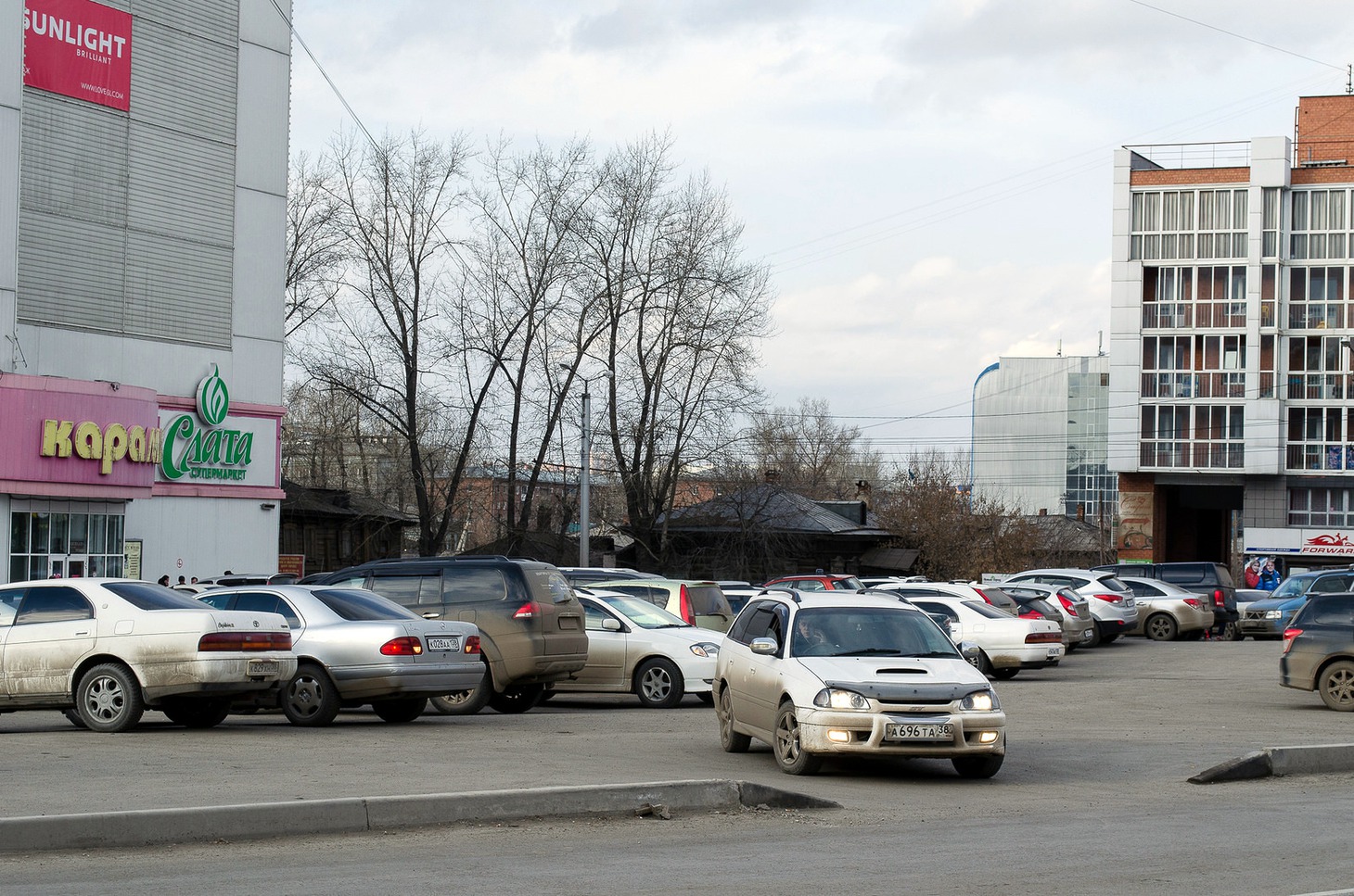 Парковка у ТРЦ «Карамель»
